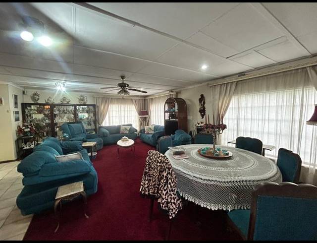 6 BEDROOM HOUSE FOR SALE IN SELECTION PARK